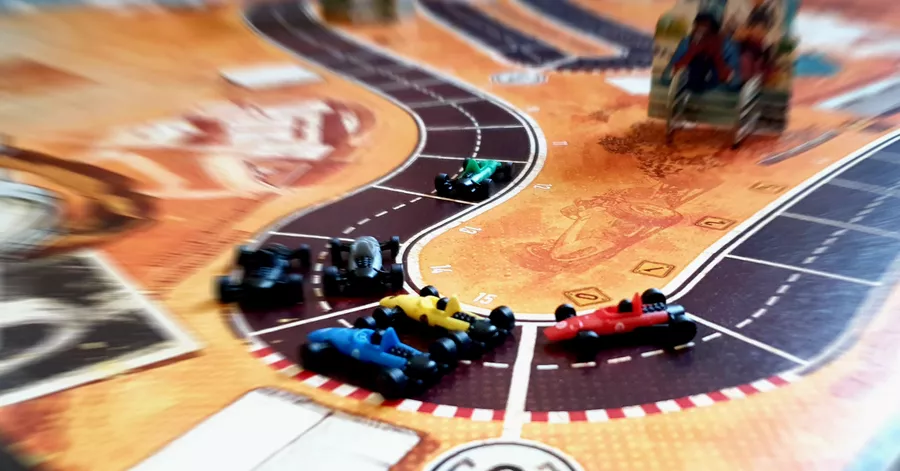 Figurines de voitures en pleine course